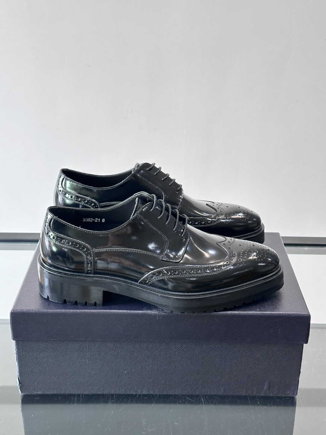 Prada男士乐福鞋​​✨选用意大利进口牛皮，鞋面光泽感强，质感细腻。经典一脚蹬设计，品牌辨识度满分！厚