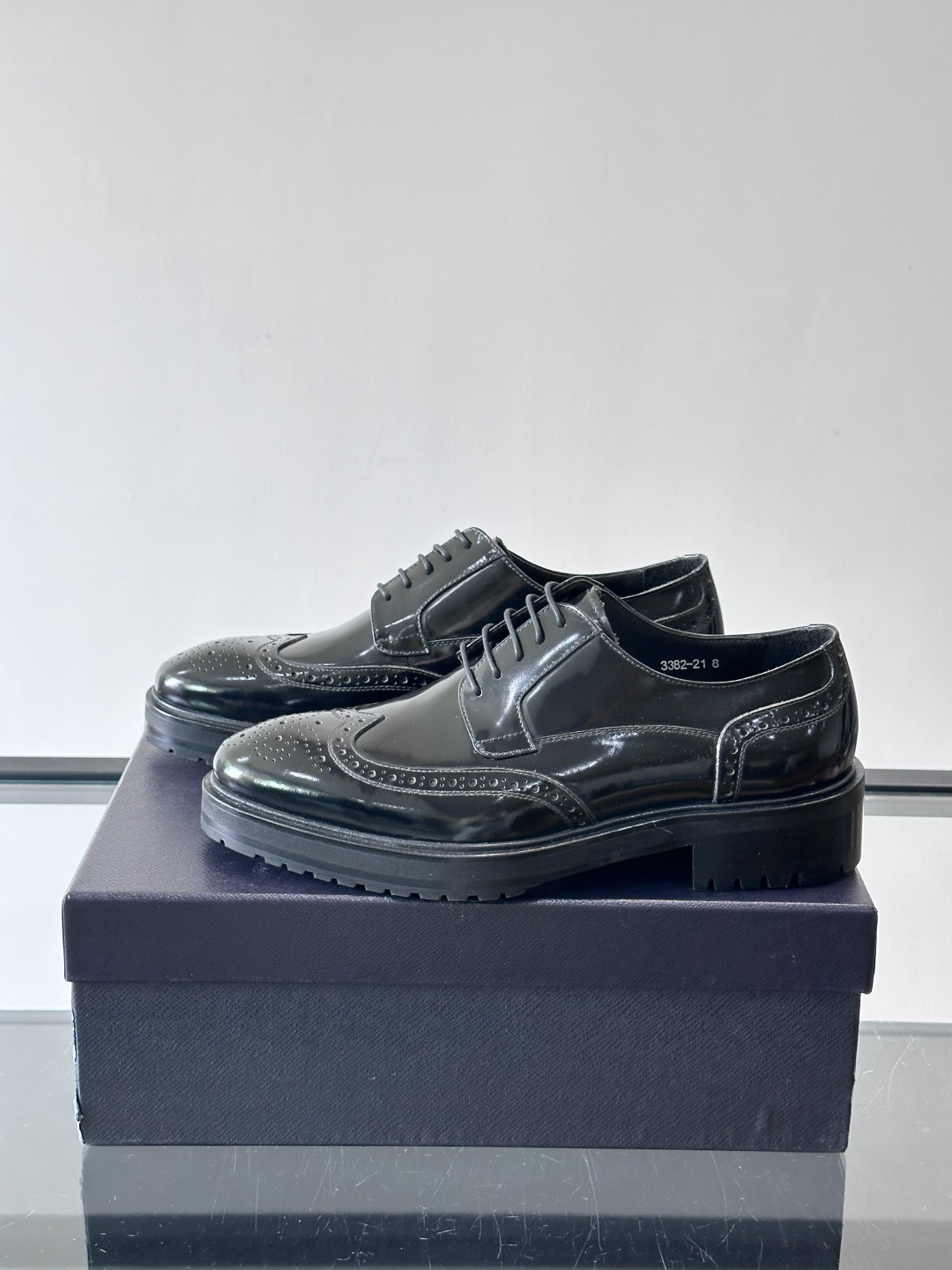 Prada男士乐福鞋​​✨选用意大利进口牛皮，鞋面光泽感强，质感细腻。经典一脚蹬设计，品牌辨识度满分！厚