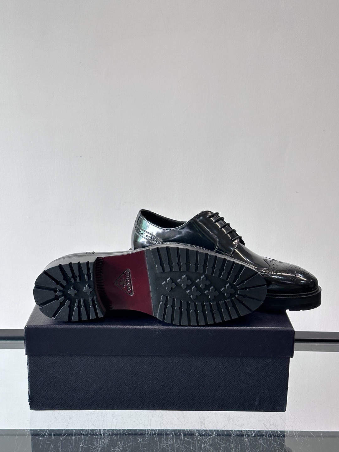 Prada男士乐福鞋​​✨选用意大利进口牛皮，鞋面光泽感强，质感细腻。经典一脚蹬设计，品牌辨识度满分！厚