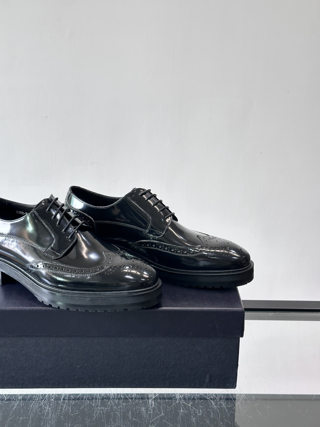 Prada男士乐福鞋​​✨选用意大利进口牛皮，鞋面光泽感强，质感细腻。经典一脚蹬设计，品牌辨识度满分！厚