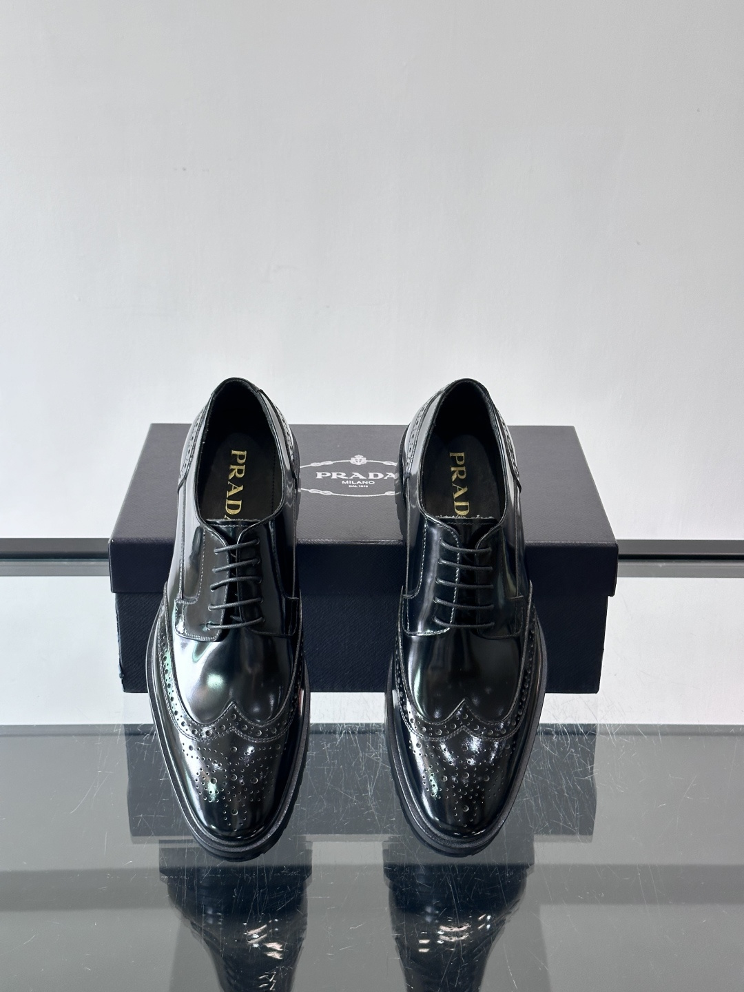 Prada男士乐福鞋​​✨选用意大利进口牛皮，鞋面光泽感强，质感细腻。经典一脚蹬设计，品牌辨识度满分！厚
