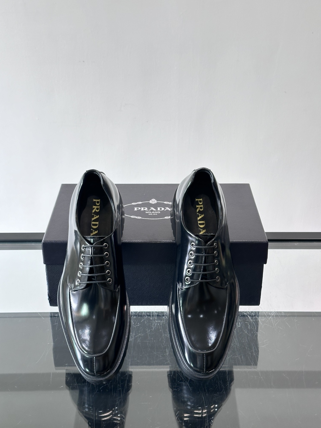 Prada男士乐福鞋​​✨选用意大利进口牛皮，鞋面光泽感强，质感细腻。经典一脚蹬设计，品牌辨识度满分！厚