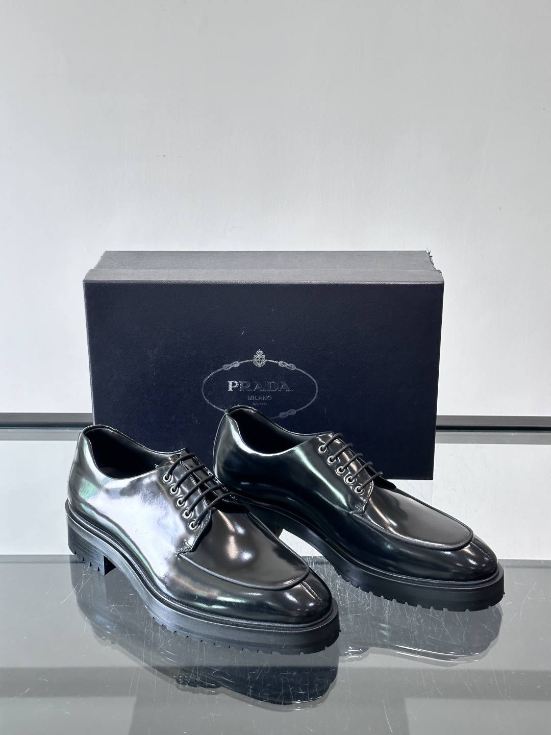 Prada男士乐福鞋​​✨选用意大利进口牛皮，鞋面光泽感强，质感细腻。经典一脚蹬设计，品牌辨识度满分！厚