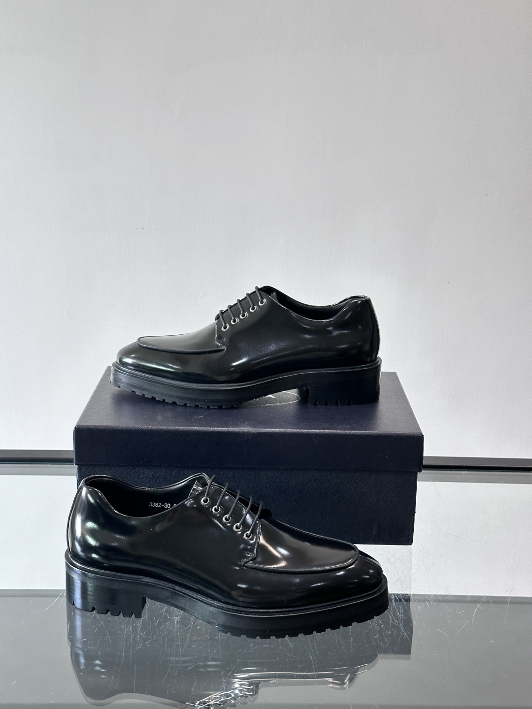 Prada男士乐福鞋​​✨选用意大利进口牛皮，鞋面光泽感强，质感细腻。经典一脚蹬设计，品牌辨识度满分！厚