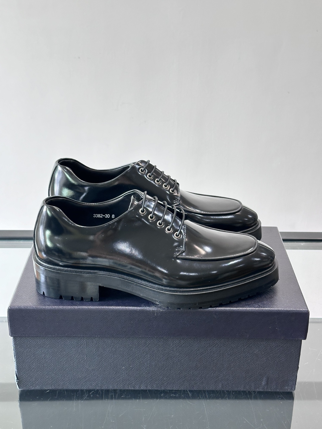 Prada男士乐福鞋​​✨选用意大利进口牛皮，鞋面光泽感强，质感细腻。经典一脚蹬设计，品牌辨识度满分！厚