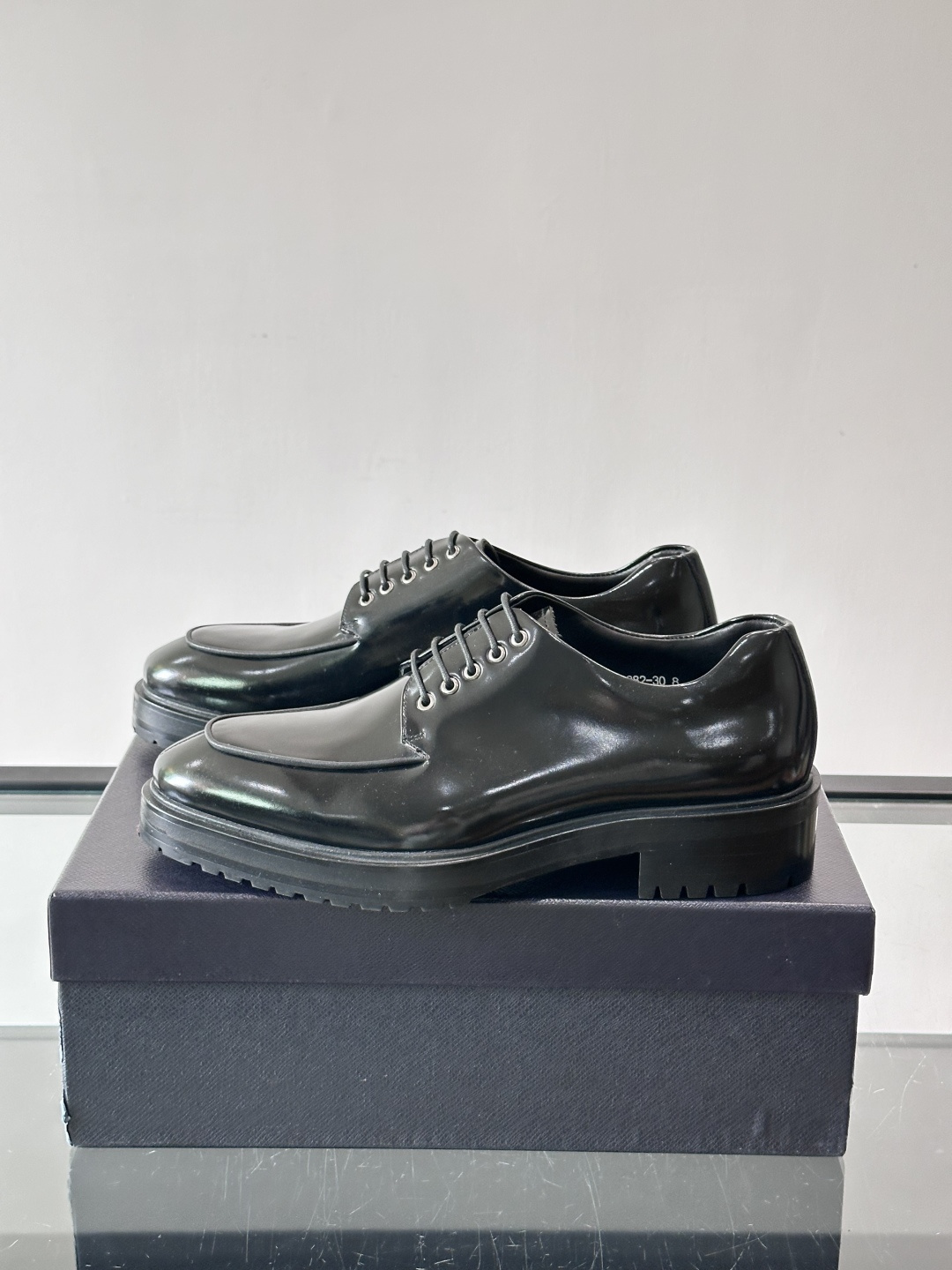 Prada男士乐福鞋​​✨选用意大利进口牛皮，鞋面光泽感强，质感细腻。经典一脚蹬设计，品牌辨识度满分！厚