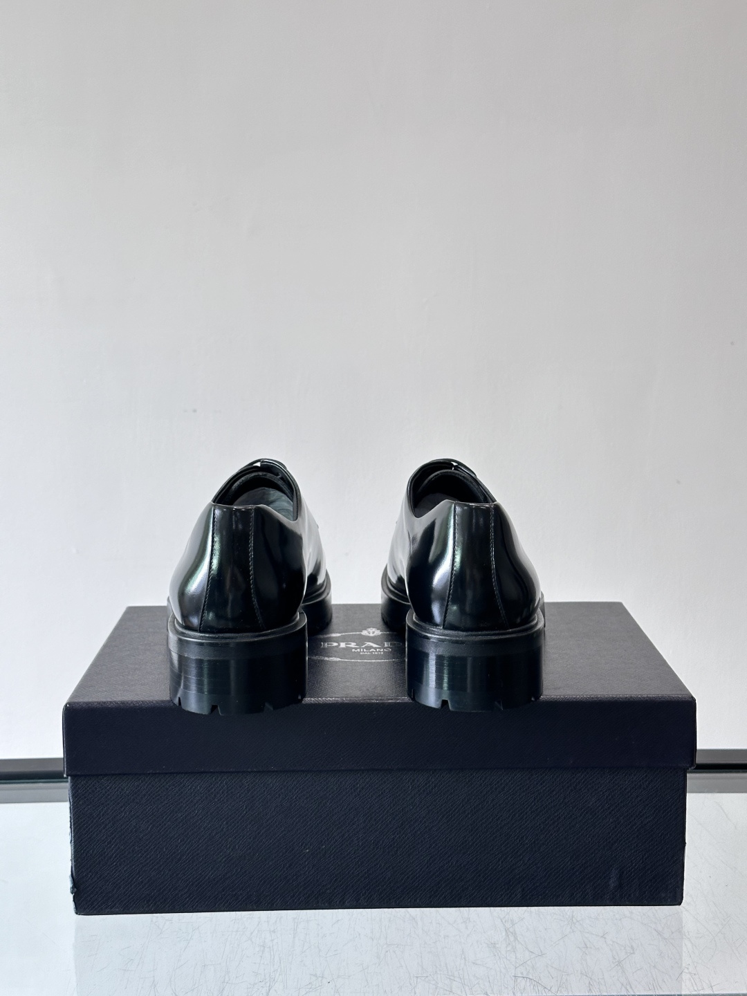 Prada男士乐福鞋​​✨选用意大利进口牛皮，鞋面光泽感强，质感细腻。经典一脚蹬设计，品牌辨识度满分！厚