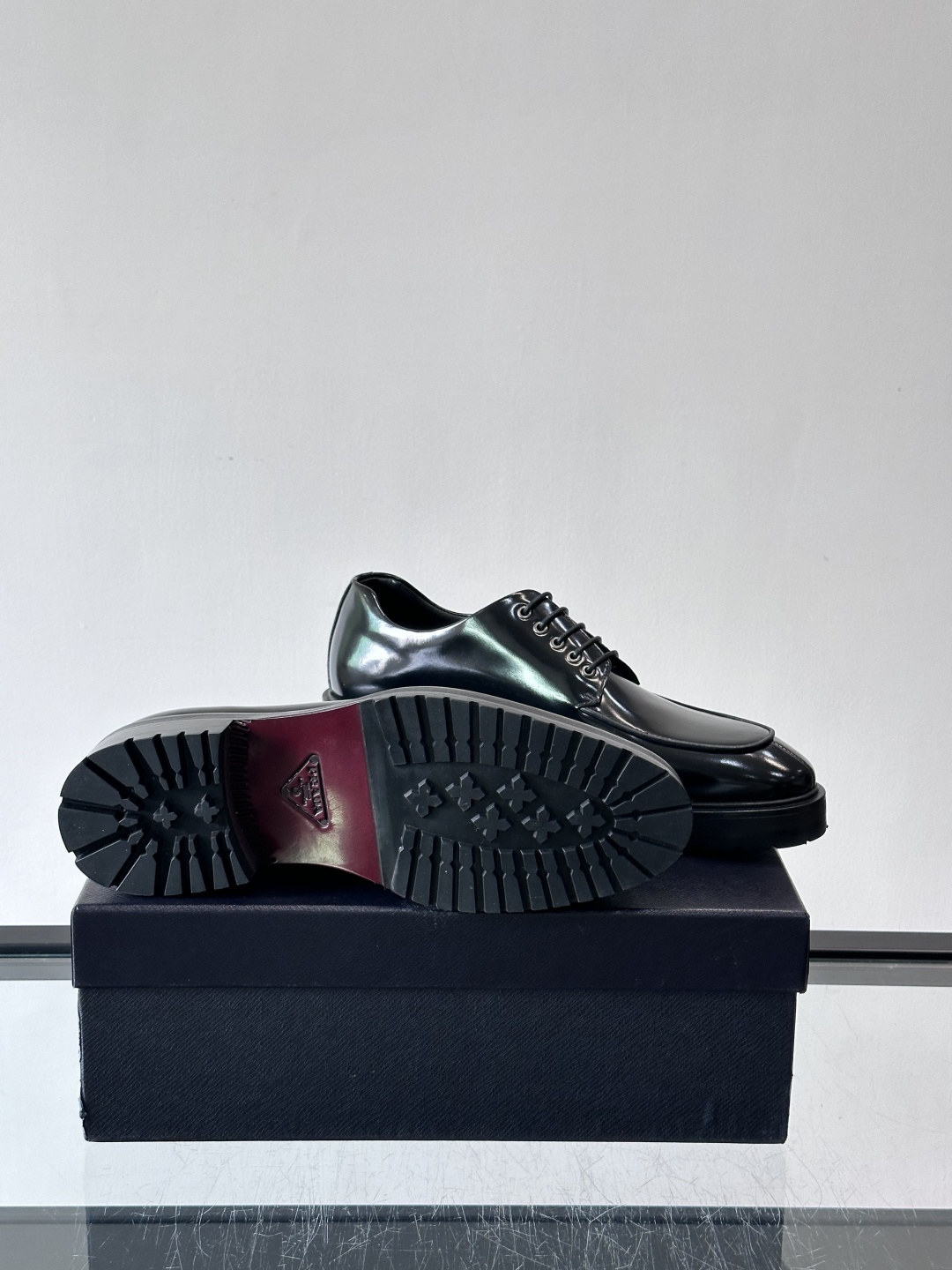 Prada男士乐福鞋​​✨选用意大利进口牛皮，鞋面光泽感强，质感细腻。经典一脚蹬设计，品牌辨识度满分！厚