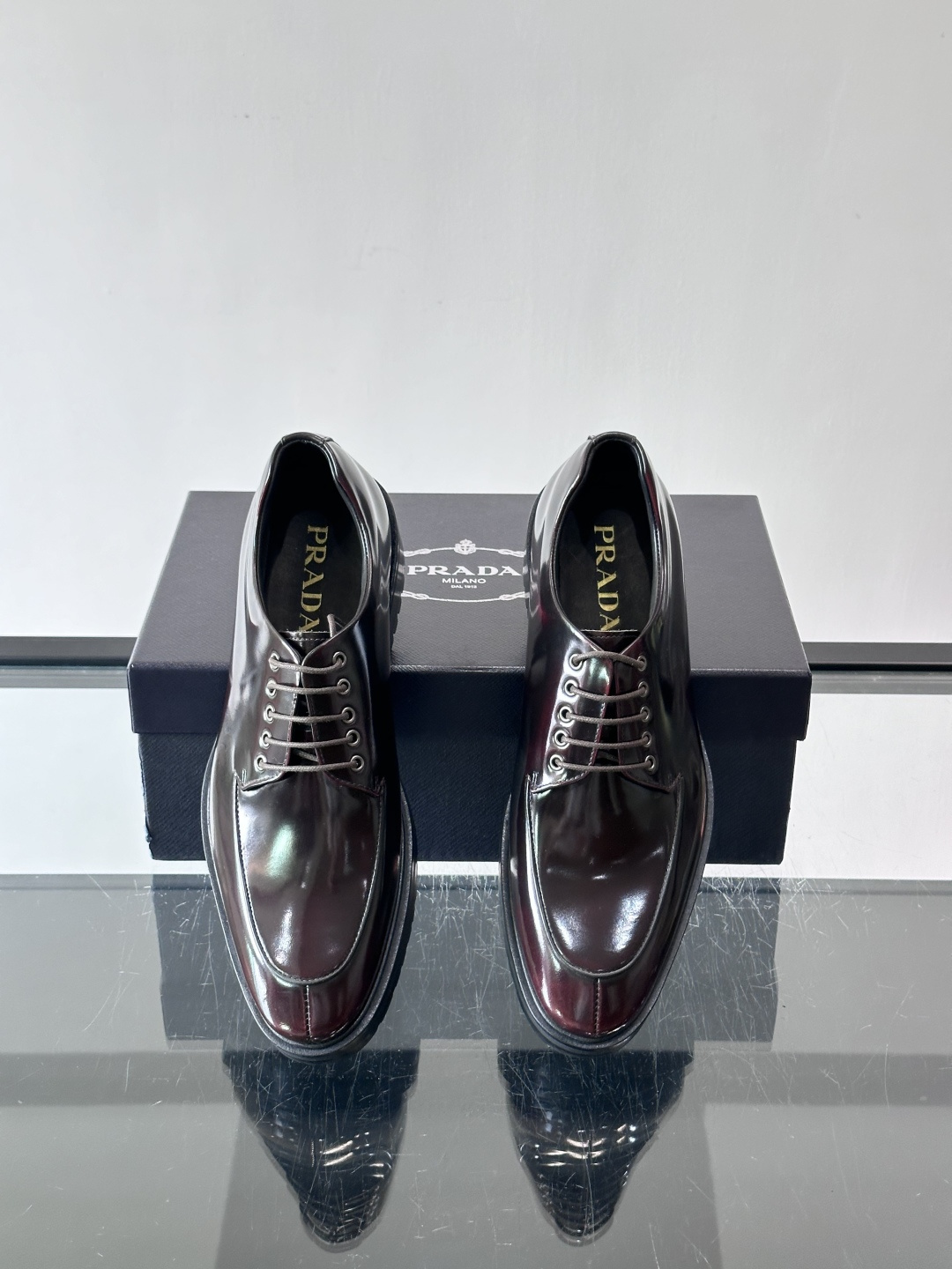 Prada男士乐福鞋​​✨选用意大利进口牛皮，鞋面光泽感强，质感细腻。经典一脚蹬设计，品牌辨识度满分！厚