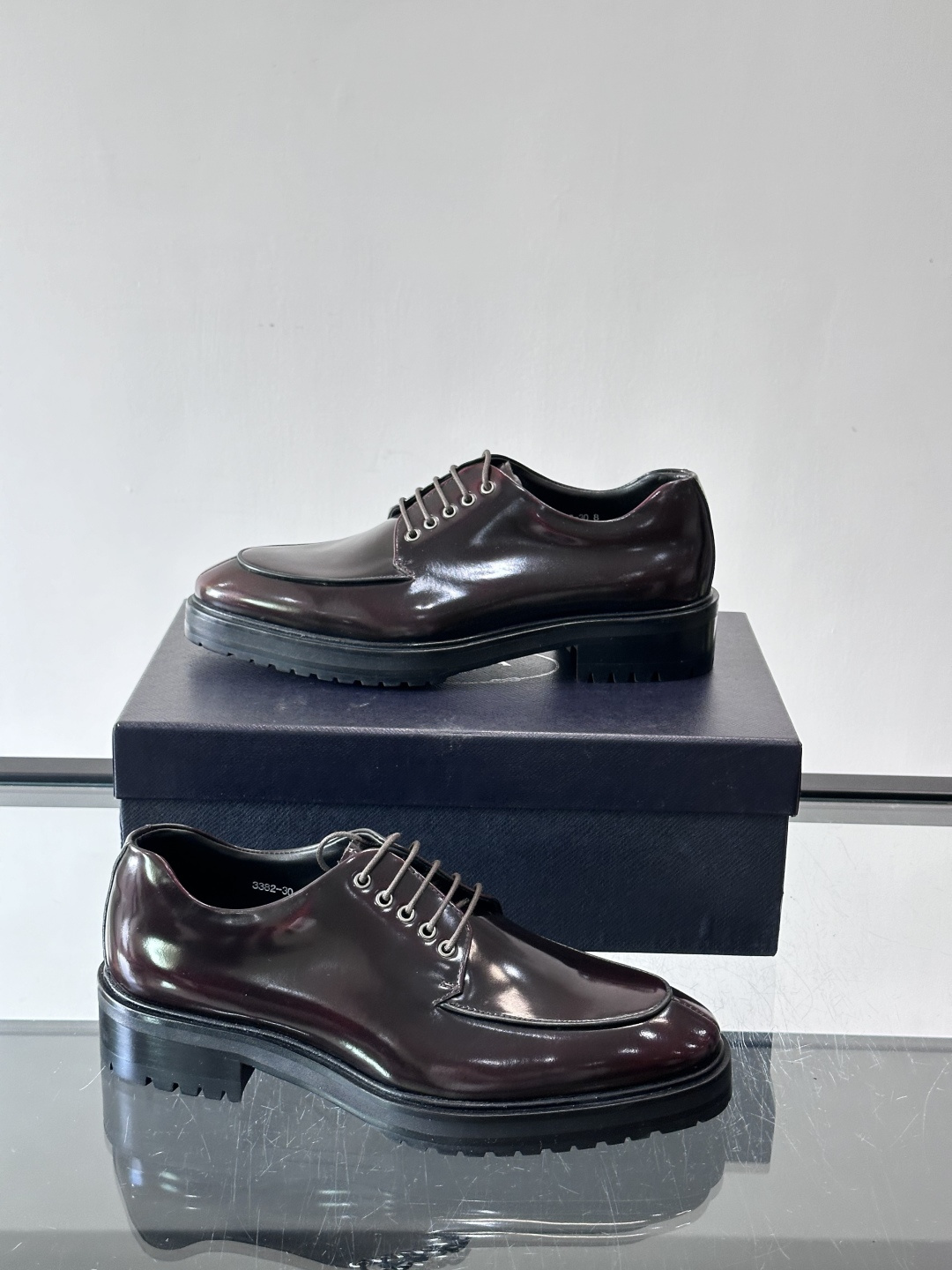 Prada男士乐福鞋​​✨选用意大利进口牛皮，鞋面光泽感强，质感细腻。经典一脚蹬设计，品牌辨识度满分！厚