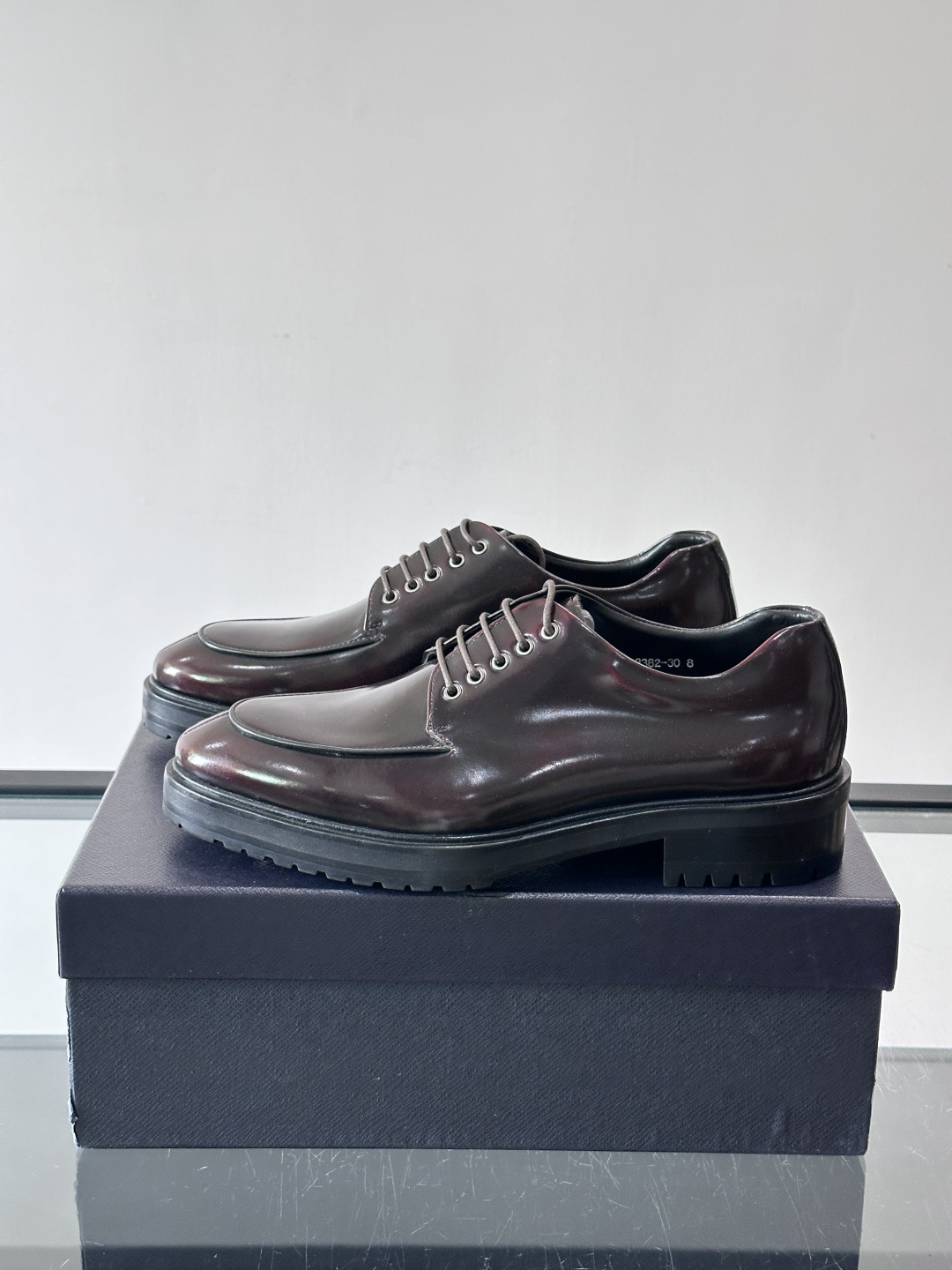 Prada男士乐福鞋​​✨选用意大利进口牛皮，鞋面光泽感强，质感细腻。经典一脚蹬设计，品牌辨识度满分！厚