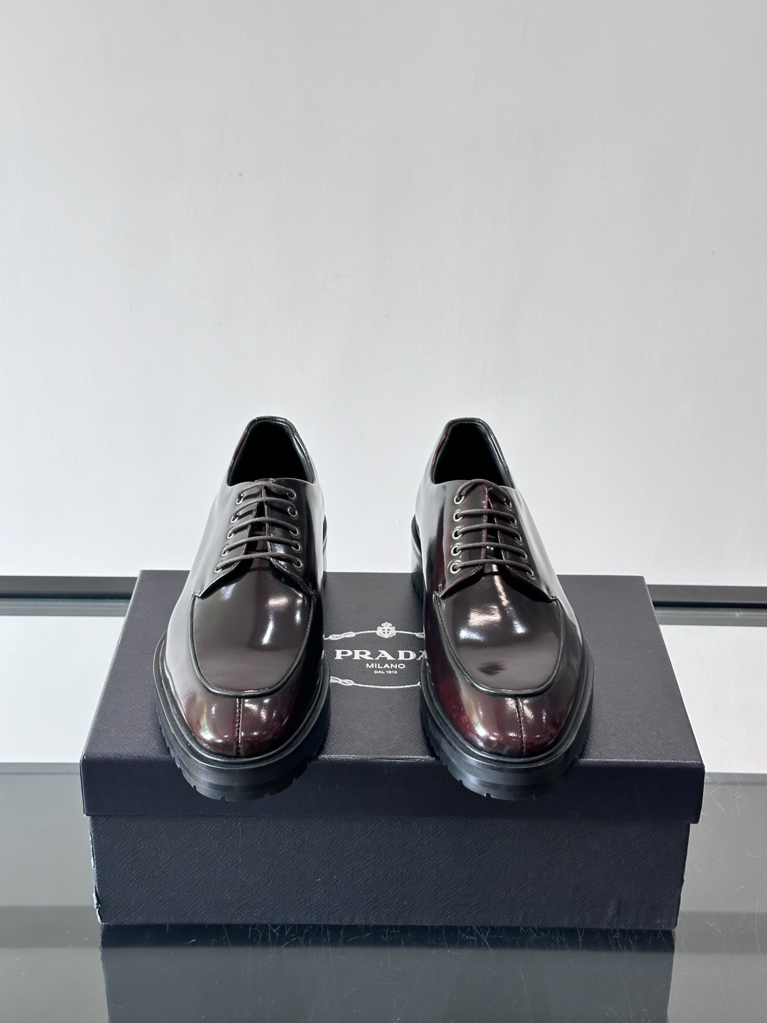 Prada男士乐福鞋​​✨选用意大利进口牛皮，鞋面光泽感强，质感细腻。经典一脚蹬设计，品牌辨识度满分！厚