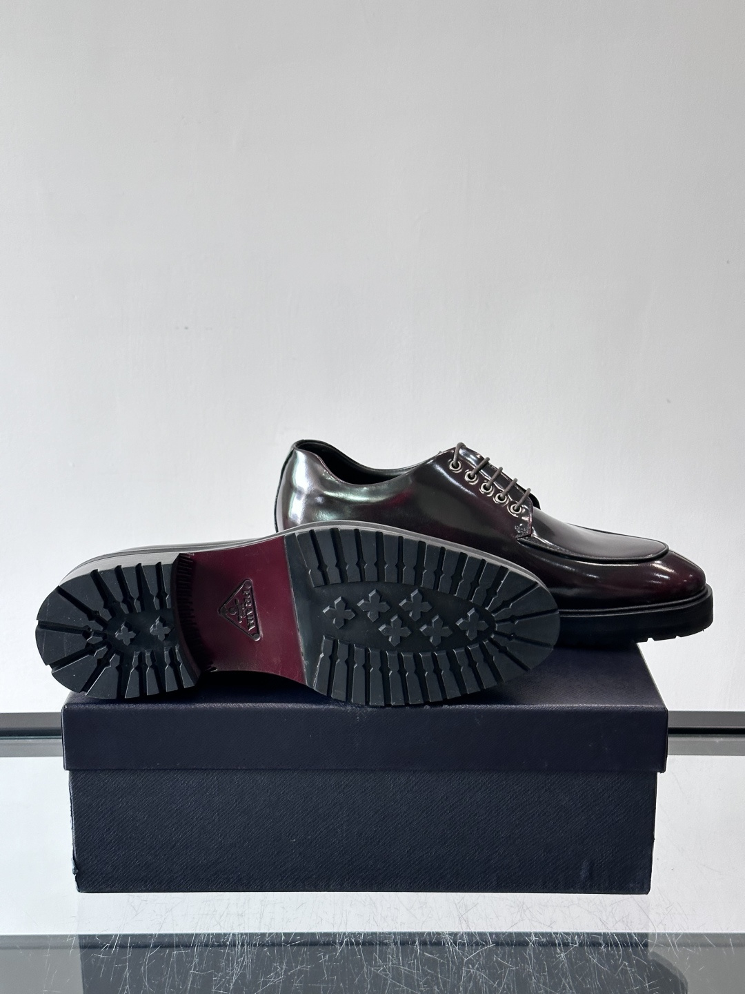 Prada男士乐福鞋​​✨选用意大利进口牛皮，鞋面光泽感强，质感细腻。经典一脚蹬设计，品牌辨识度满分！厚