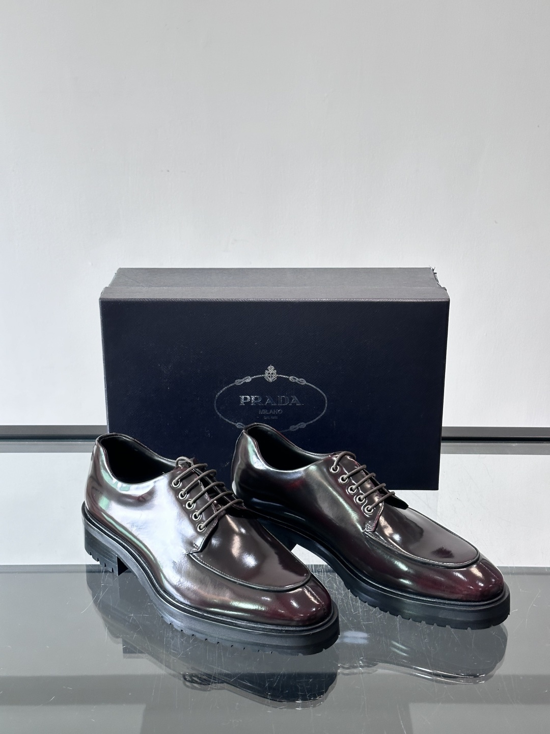 Prada男士乐福鞋​​✨选用意大利进口牛皮，鞋面光泽感强，质感细腻。经典一脚蹬设计，品牌辨识度满分！厚