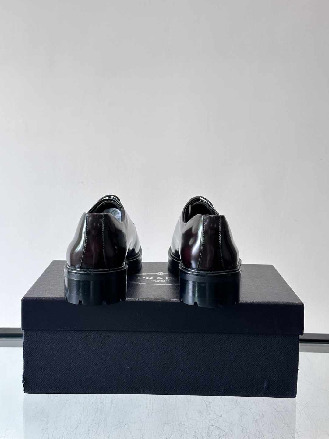 Prada男士乐福鞋​​✨选用意大利进口牛皮，鞋面光泽感强，质感细腻。经典一脚蹬设计，品牌辨识度满分！厚