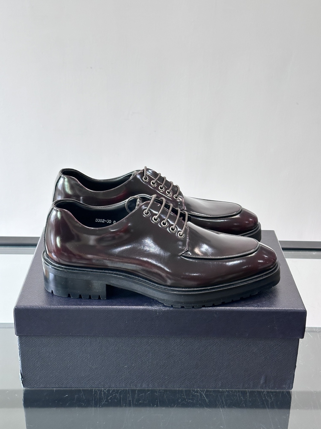 Prada男士乐福鞋​​✨选用意大利进口牛皮，鞋面光泽感强，质感细腻。经典一脚蹬设计，品牌辨识度满分！厚