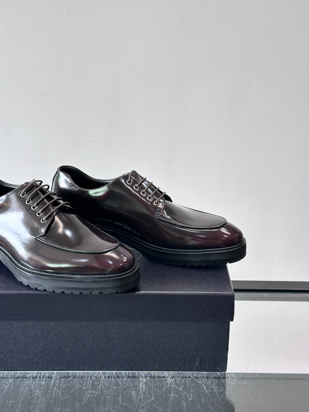 Prada男士乐福鞋​​✨选用意大利进口牛皮，鞋面光泽感强，质感细腻。经典一脚蹬设计，品牌辨识度满分！厚