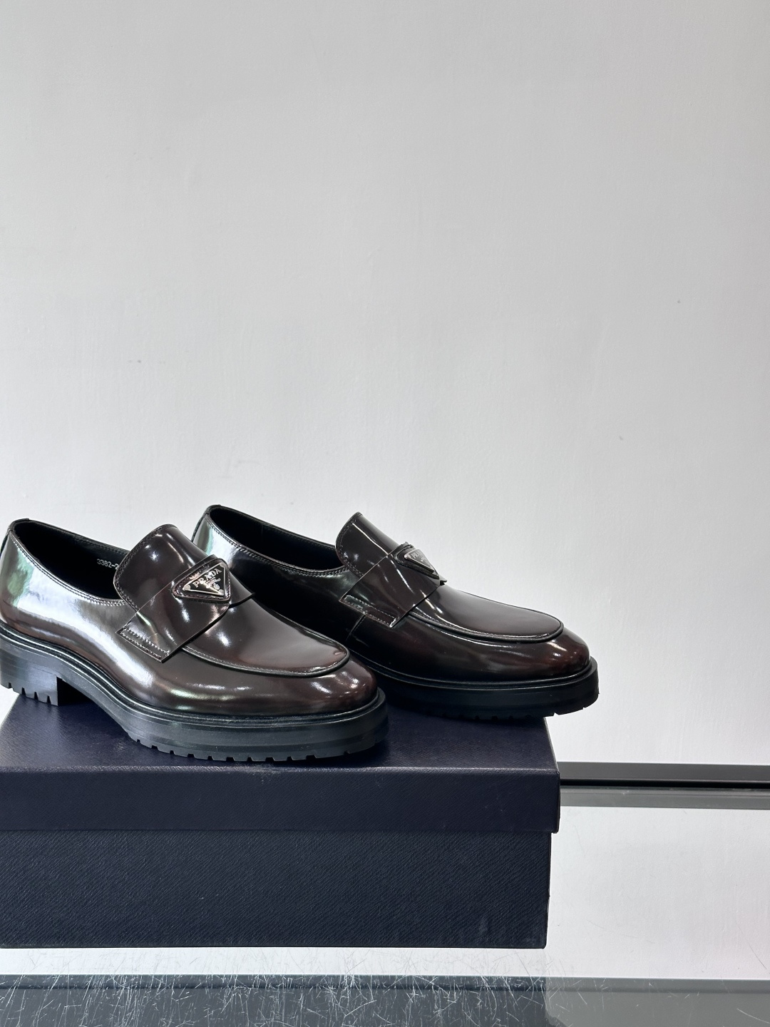 Prada男士乐福鞋​​✨选用意大利进口牛皮，鞋面光泽感强，质感细腻。经典一脚蹬设计，品牌辨识度满分！厚