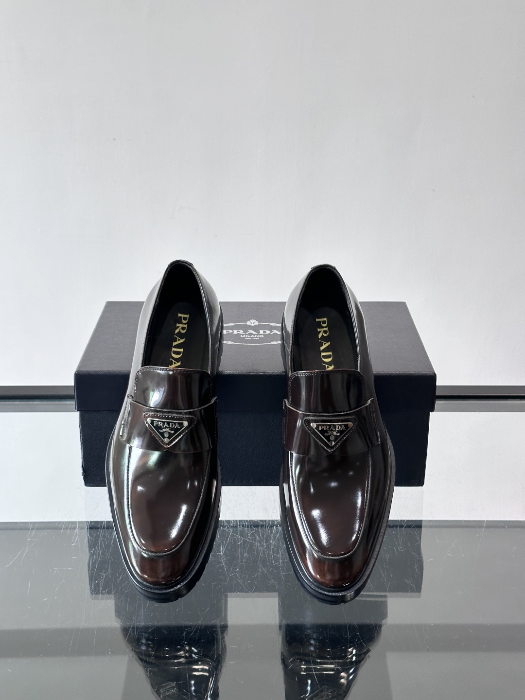 Prada男士乐福鞋​​✨选用意大利进口牛皮，鞋面光泽感强，质感细腻。经典一脚蹬设计，品牌辨识度满分！厚