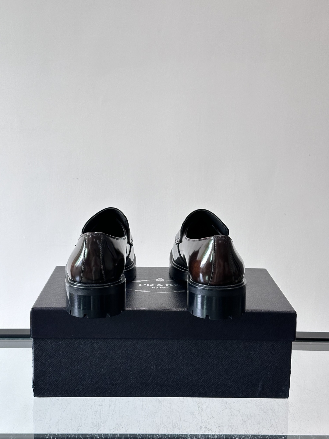 Prada男士乐福鞋​​✨选用意大利进口牛皮，鞋面光泽感强，质感细腻。经典一脚蹬设计，品牌辨识度满分！厚