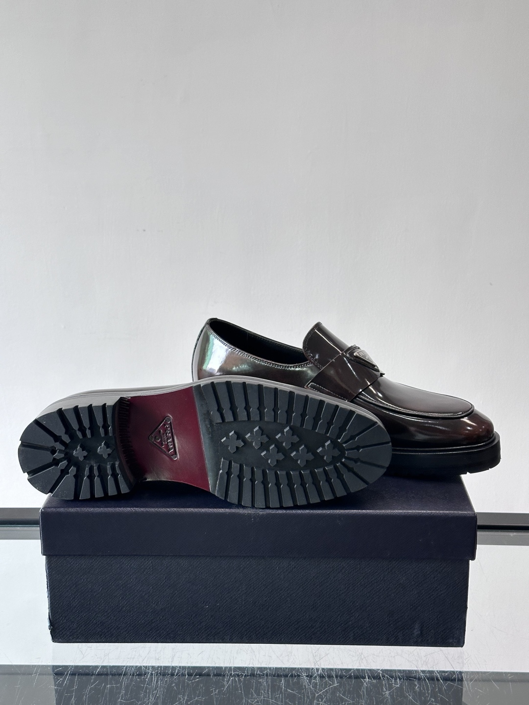 Prada男士乐福鞋​​✨选用意大利进口牛皮，鞋面光泽感强，质感细腻。经典一脚蹬设计，品牌辨识度满分！厚