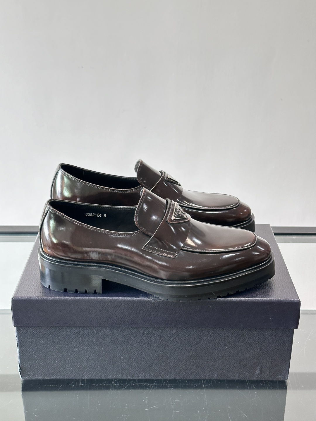 Prada男士乐福鞋​​✨选用意大利进口牛皮，鞋面光泽感强，质感细腻。经典一脚蹬设计，品牌辨识度满分！厚