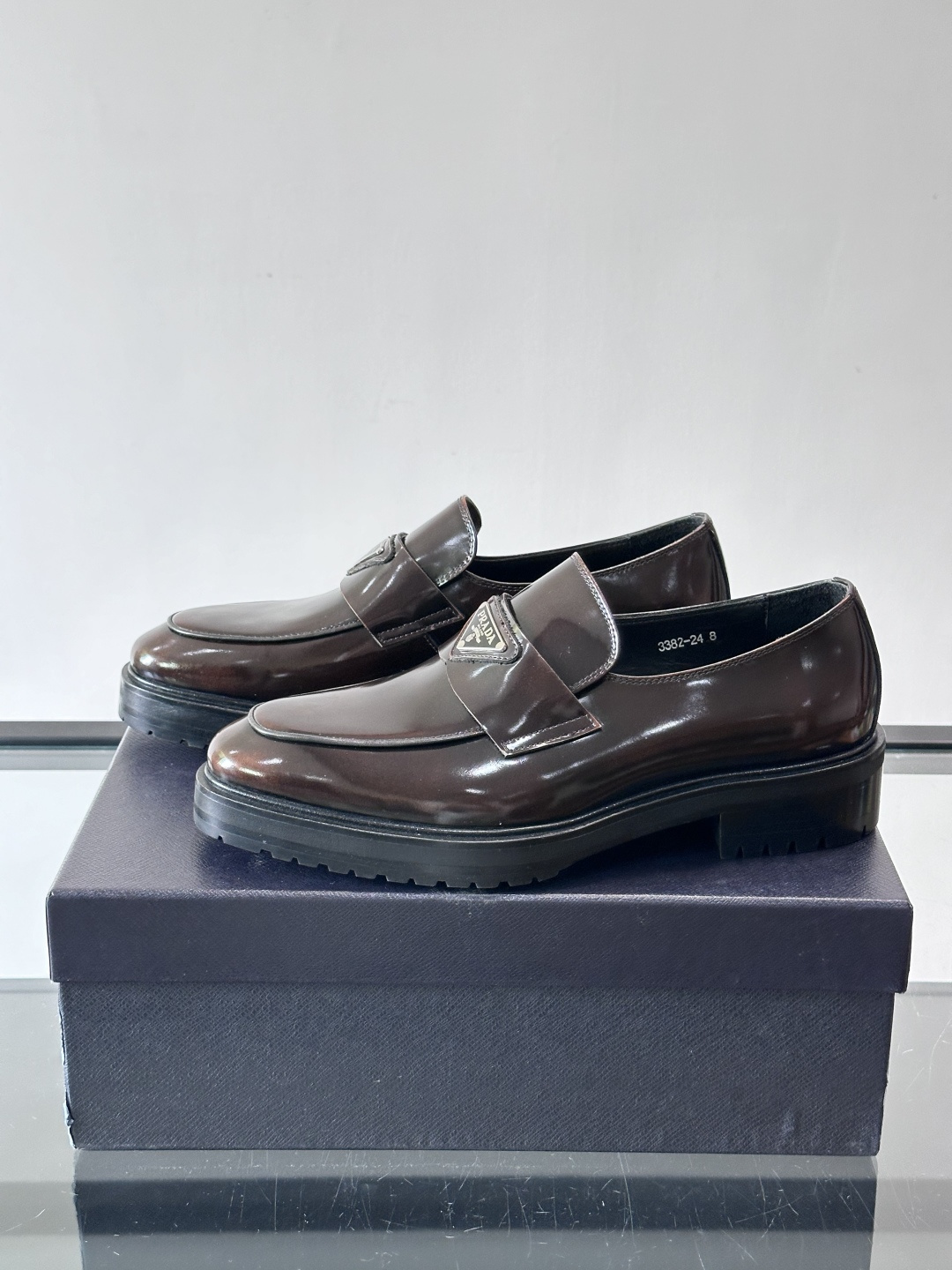 Prada男士乐福鞋​​✨选用意大利进口牛皮，鞋面光泽感强，质感细腻。经典一脚蹬设计，品牌辨识度满分！厚