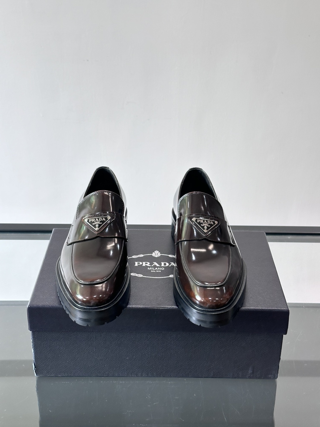 Prada男士乐福鞋​​✨选用意大利进口牛皮，鞋面光泽感强，质感细腻。经典一脚蹬设计，品牌辨识度满分！厚