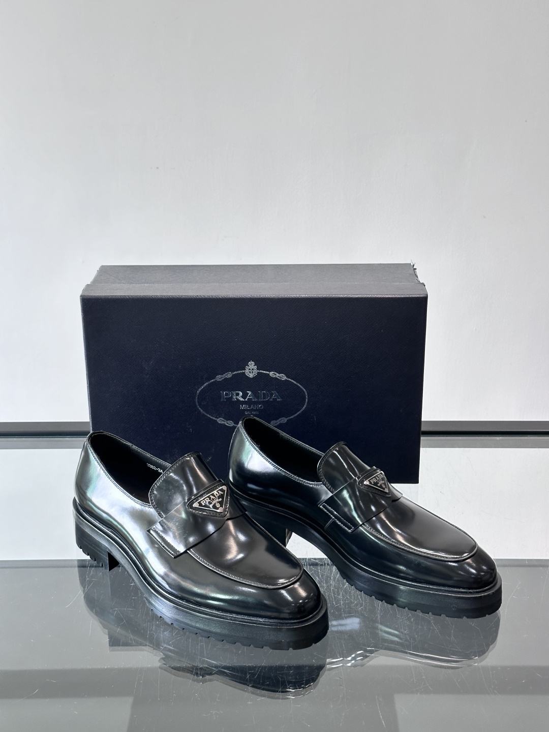 Prada男士乐福鞋​​✨选用意大利进口牛皮，鞋面光泽感强，质感细腻。经典一脚蹬设计，品牌辨识度满分！厚