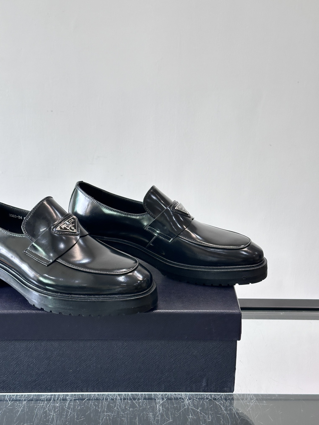 Prada男士乐福鞋​​✨选用意大利进口牛皮，鞋面光泽感强，质感细腻。经典一脚蹬设计，品牌辨识度满分！厚