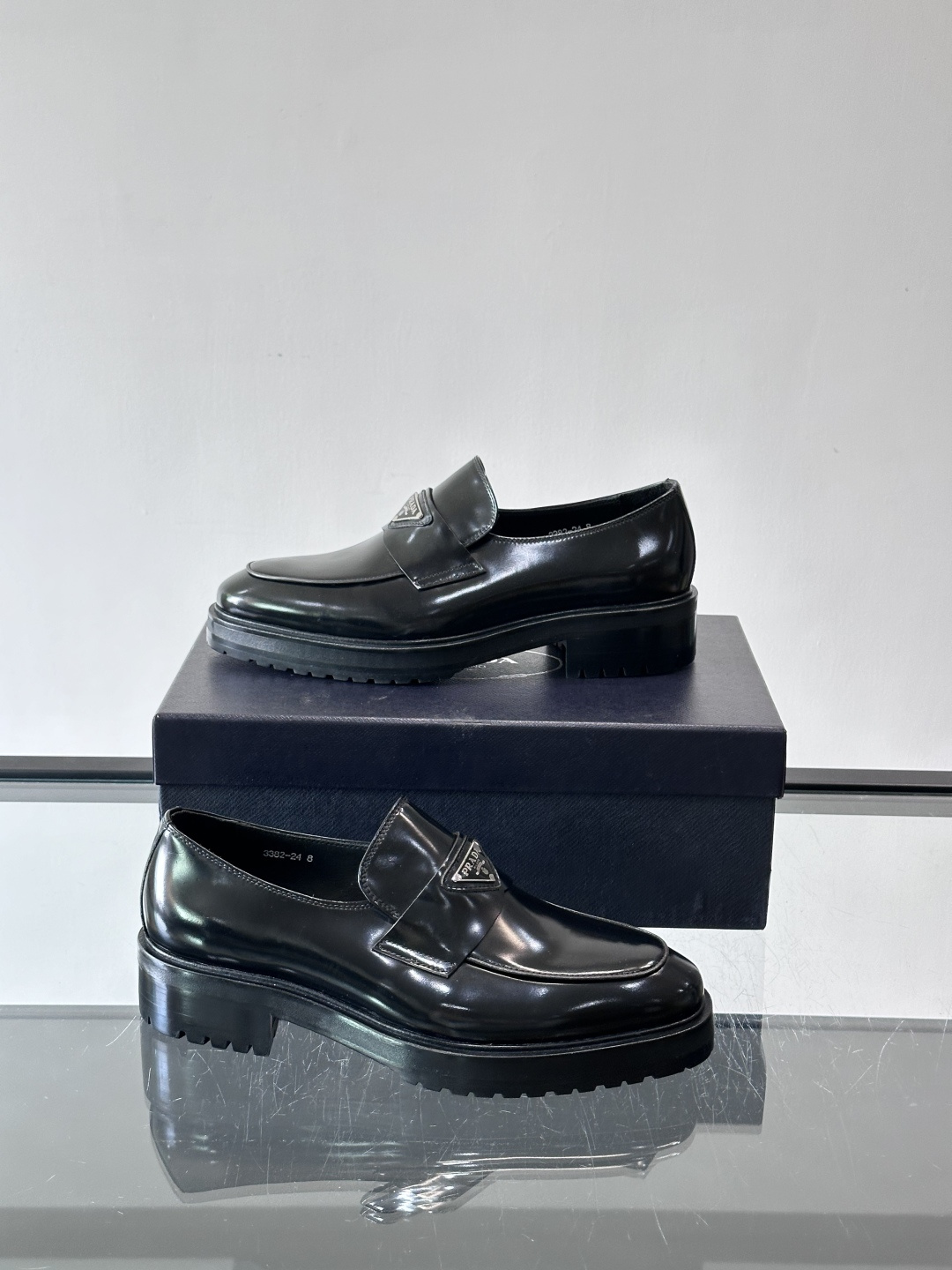 Prada男士乐福鞋​​✨选用意大利进口牛皮，鞋面光泽感强，质感细腻。经典一脚蹬设计，品牌辨识度满分！厚