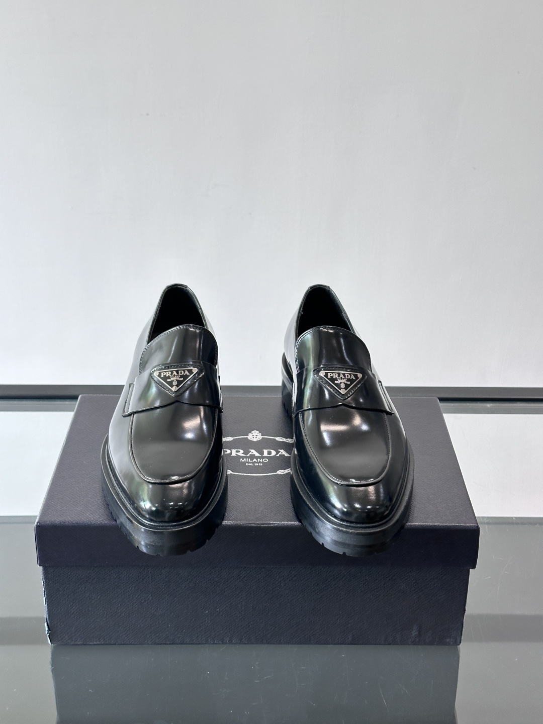Prada男士乐福鞋​​✨选用意大利进口牛皮，鞋面光泽感强，质感细腻。经典一脚蹬设计，品牌辨识度满分！厚