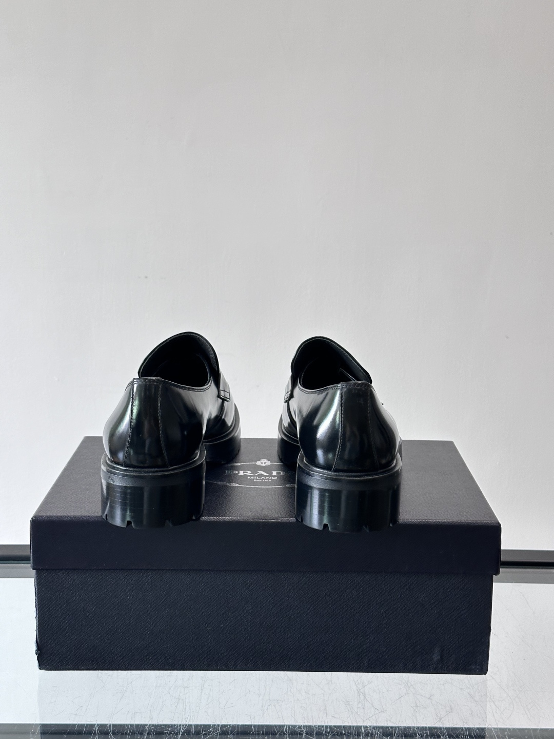 Prada男士乐福鞋​​✨选用意大利进口牛皮，鞋面光泽感强，质感细腻。经典一脚蹬设计，品牌辨识度满分！厚