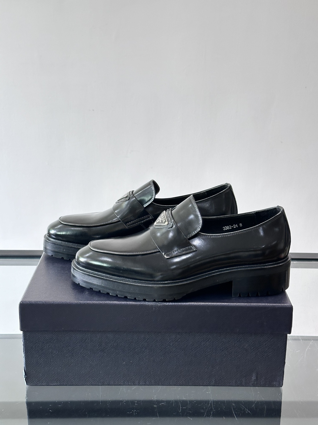 Prada男士乐福鞋​​✨选用意大利进口牛皮，鞋面光泽感强，质感细腻。经典一脚蹬设计，品牌辨识度满分！厚