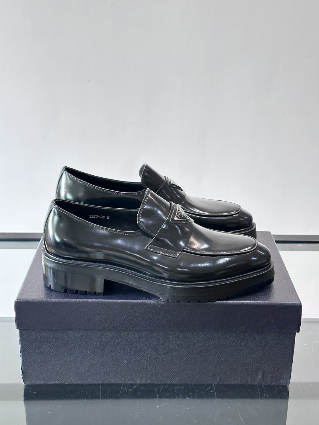 Prada男士乐福鞋​​✨选用意大利进口牛皮，鞋面光泽感强，质感细腻。经典一脚蹬设计，品牌辨识度满分！厚