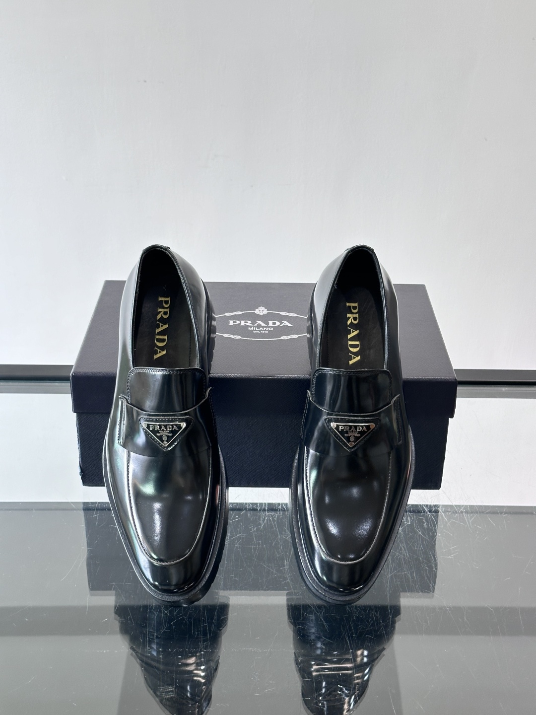 Prada男士乐福鞋​​✨选用意大利进口牛皮，鞋面光泽感强，质感细腻。经典一脚蹬设计，品牌辨识度满分！厚