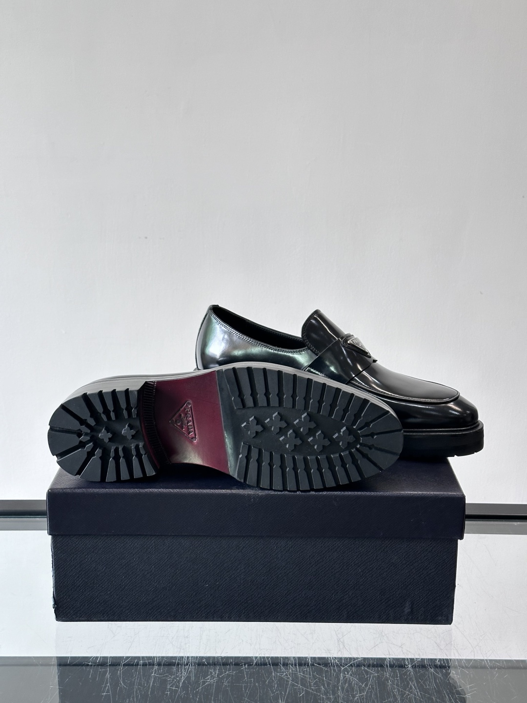 Prada男士乐福鞋​​✨选用意大利进口牛皮，鞋面光泽感强，质感细腻。经典一脚蹬设计，品牌辨识度满分！厚