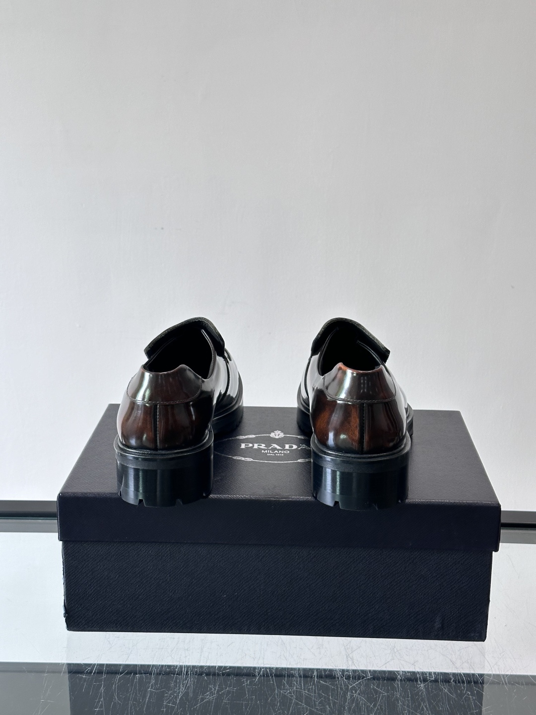 Prada男士乐福鞋​​✨选用意大利进口牛皮，鞋面光泽感强，质感细腻。经典一脚蹬设计，品牌辨识度满分！厚
