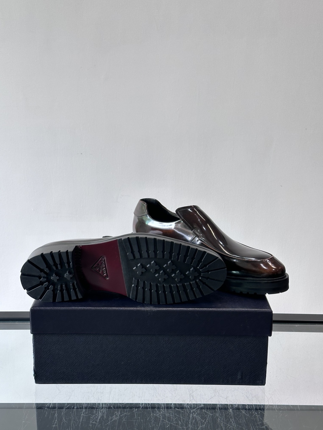 Prada男士乐福鞋​​✨选用意大利进口牛皮，鞋面光泽感强，质感细腻。经典一脚蹬设计，品牌辨识度满分！厚