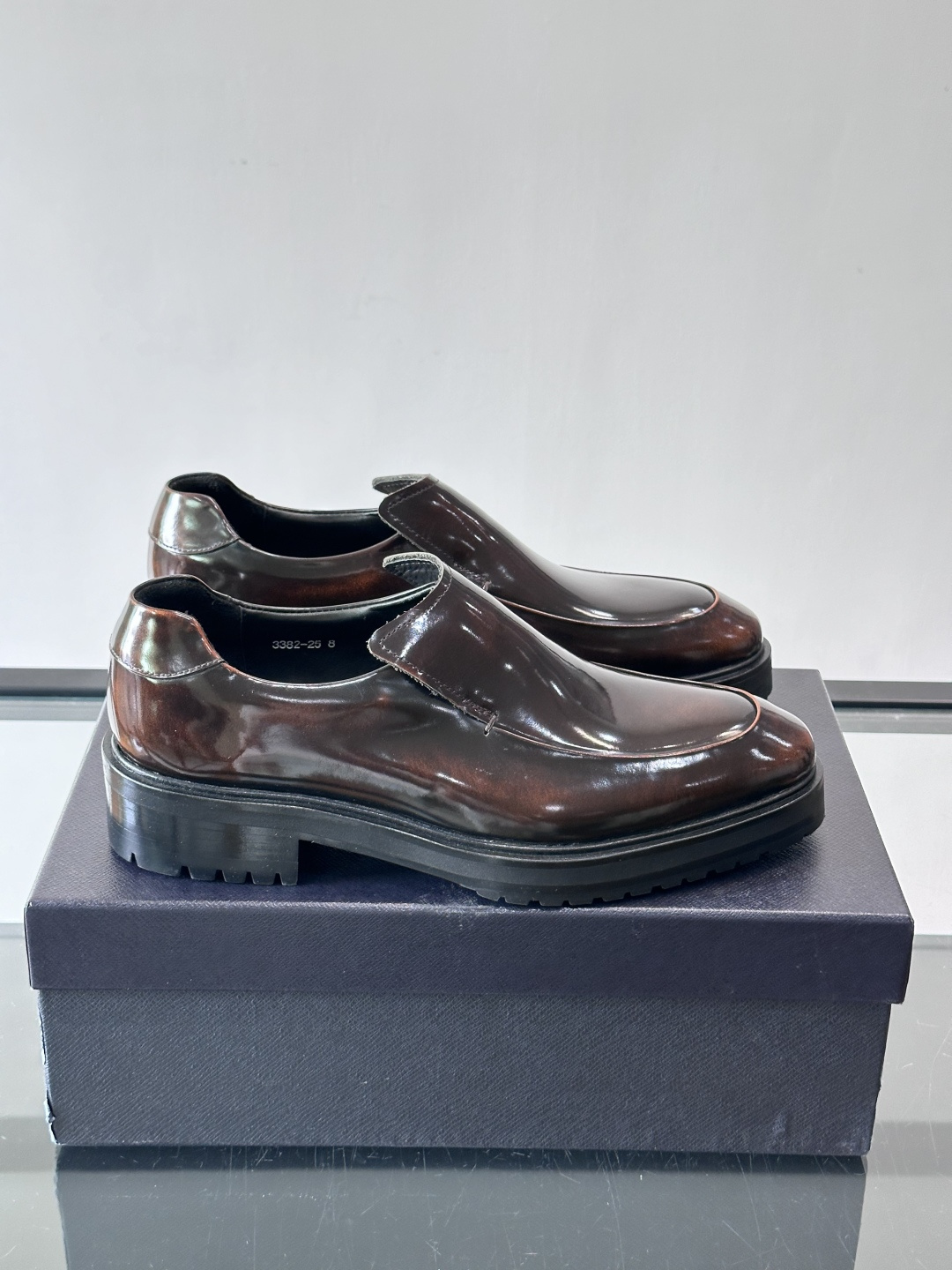 Prada男士乐福鞋​​✨选用意大利进口牛皮，鞋面光泽感强，质感细腻。经典一脚蹬设计，品牌辨识度满分！厚