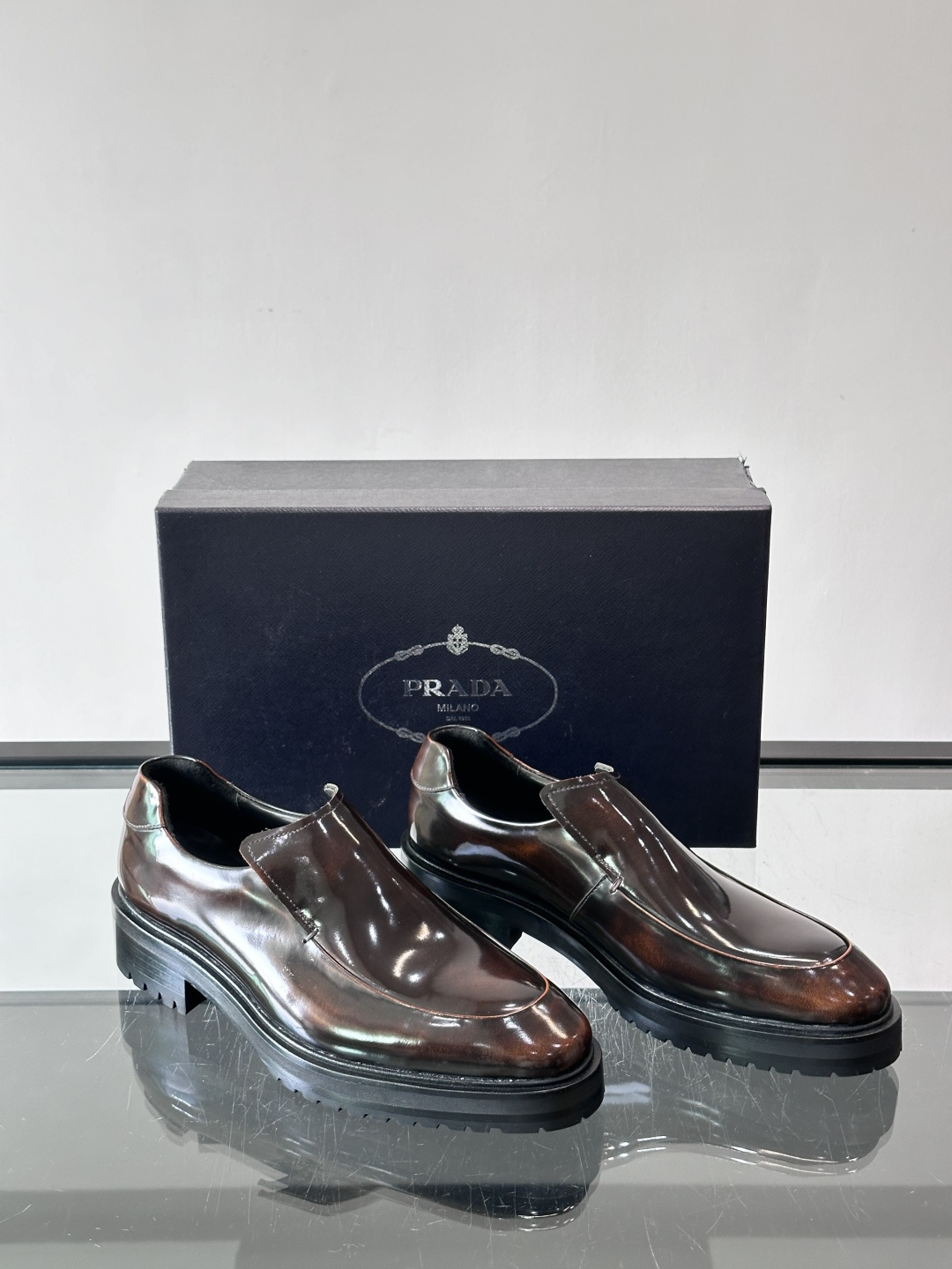 Prada男士乐福鞋​​✨选用意大利进口牛皮，鞋面光泽感强，质感细腻。经典一脚蹬设计，品牌辨识度满分！厚