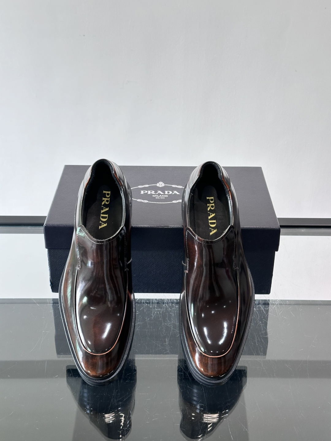 Prada男士乐福鞋​​✨选用意大利进口牛皮，鞋面光泽感强，质感细腻。经典一脚蹬设计，品牌辨识度满分！厚