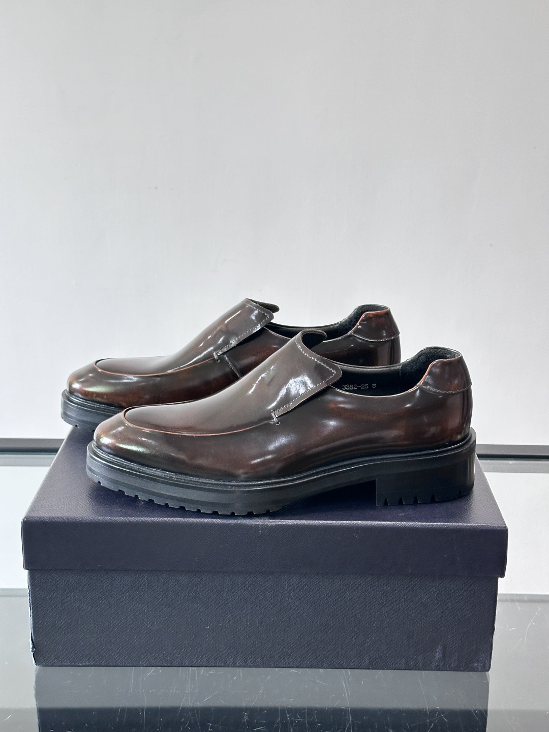 Prada男士乐福鞋​​✨选用意大利进口牛皮，鞋面光泽感强，质感细腻。经典一脚蹬设计，品牌辨识度满分！厚