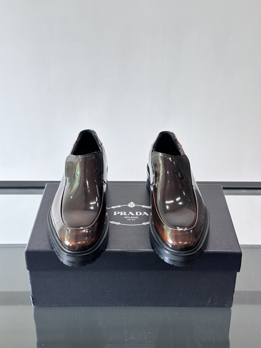 Prada男士乐福鞋​​✨选用意大利进口牛皮，鞋面光泽感强，质感细腻。经典一脚蹬设计，品牌辨识度满分！厚