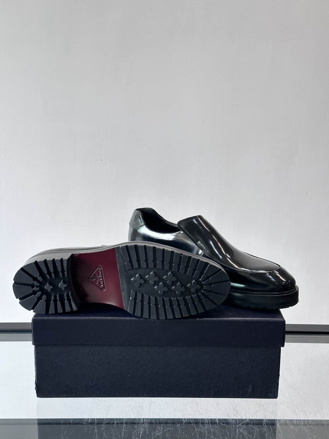 Prada男士乐福鞋​​✨选用意大利进口牛皮，鞋面光泽感强，质感细腻。经典一脚蹬设计，品牌辨识度满分！厚