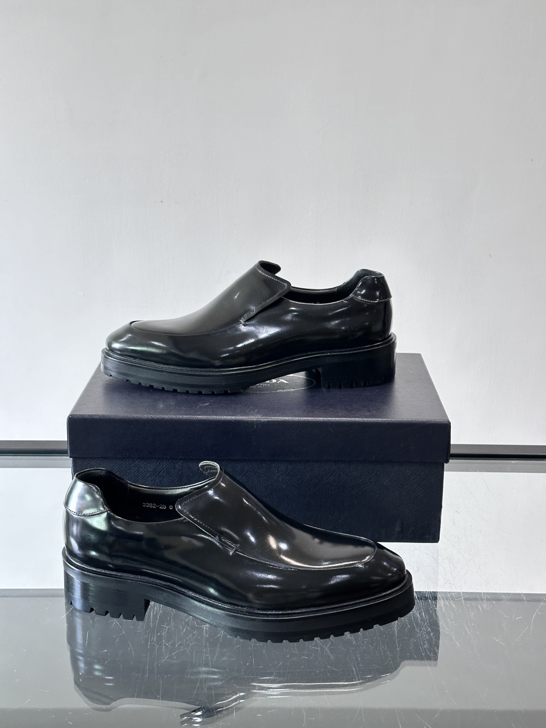 Prada男士乐福鞋​​✨选用意大利进口牛皮，鞋面光泽感强，质感细腻。经典一脚蹬设计，品牌辨识度满分！厚