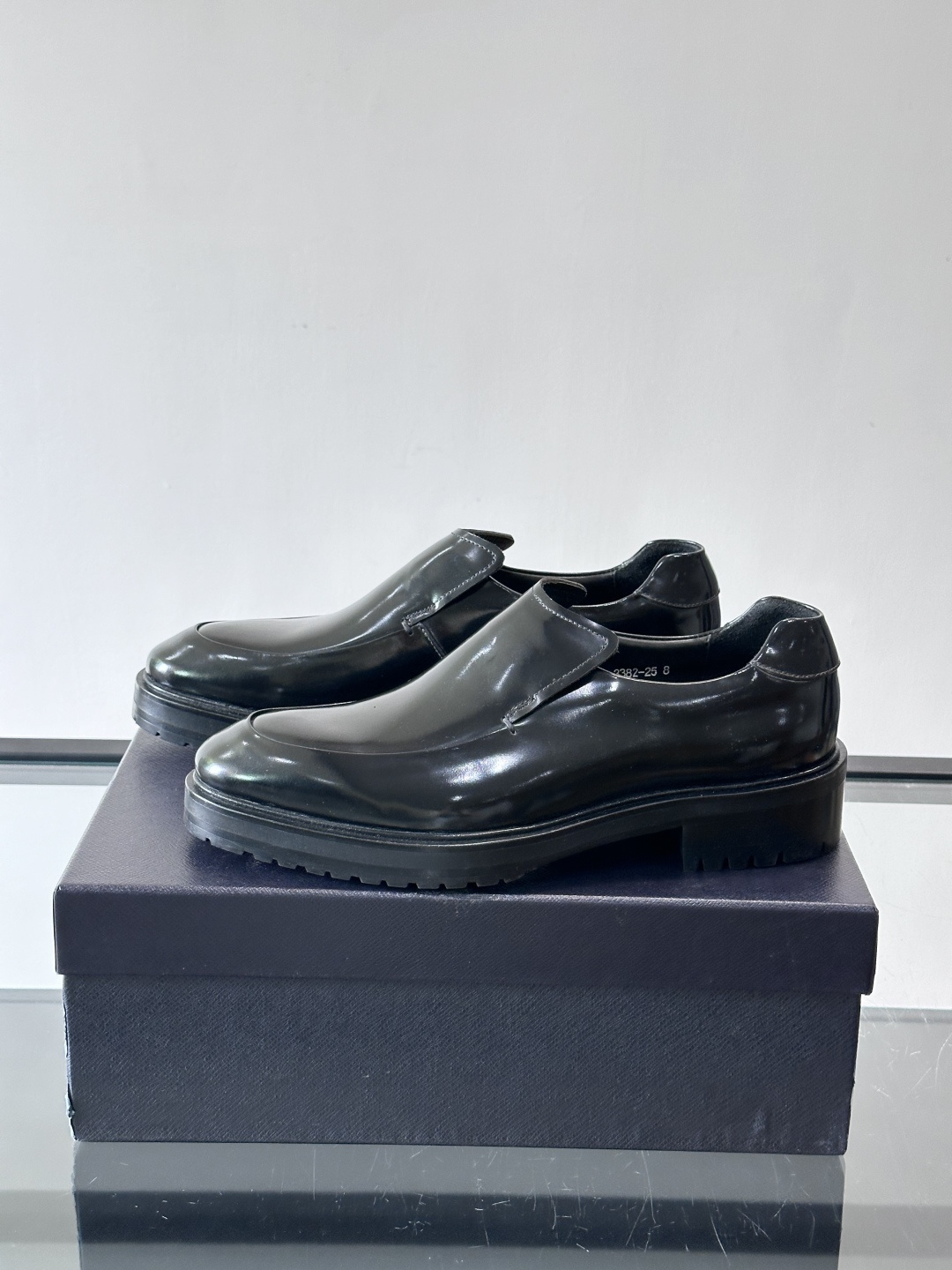 Prada男士乐福鞋​​✨选用意大利进口牛皮，鞋面光泽感强，质感细腻。经典一脚蹬设计，品牌辨识度满分！厚