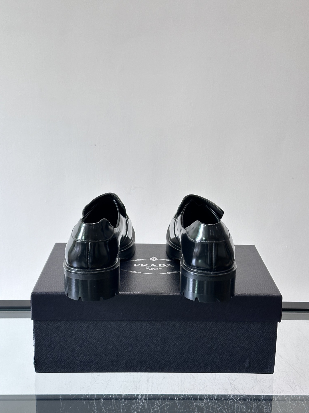 Prada男士乐福鞋​​✨选用意大利进口牛皮，鞋面光泽感强，质感细腻。经典一脚蹬设计，品牌辨识度满分！厚