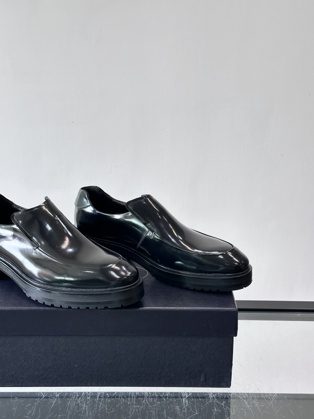 Prada男士乐福鞋​​✨选用意大利进口牛皮，鞋面光泽感强，质感细腻。经典一脚蹬设计，品牌辨识度满分！厚