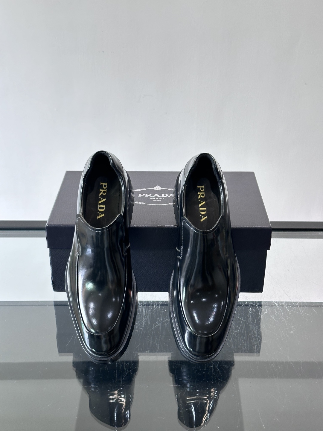 Prada男士乐福鞋​​✨选用意大利进口牛皮，鞋面光泽感强，质感细腻。经典一脚蹬设计，品牌辨识度满分！厚